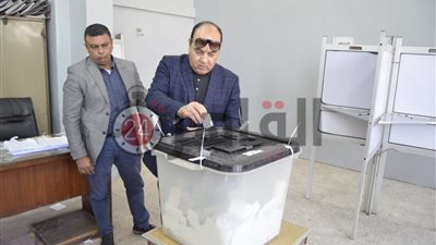 وزير الداخلية الأسبق يدلي بصوته في الاستفتاء على التعديلات الدستورية (صور)