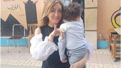 أول ظهور لـ”ابن” ريهام سعيد أثناء الإدلاء بصوتها على التعديلات الدستورية (صور)