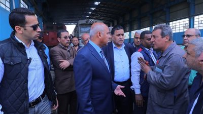 “الوزير” ينفعل على مدير مخازن بورش بولاق.. تعرف على السبب (صور)