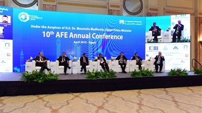 خبراء: التكنولوجيا المالية تنمو سريعًا والعملات المشفرة تحتاج للمتابعة