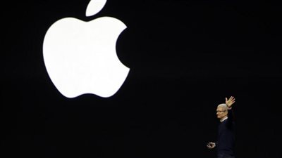 بعد اتهامه بالسرقة.. شاب يطالب “أبل” بتعويض مليار دولار