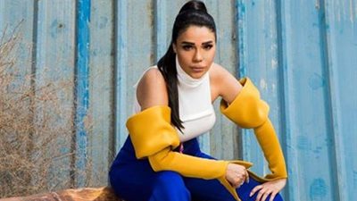 المطربة أمينة تنشر مقطع لشقيقه أثناء غنائه (فيديو)