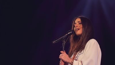 هبة طوجى تعانق الأهرامات وأبو الهول فى حفل كامل العدد (صور)