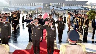 قادة الجيوش والمناطق يضعون أكاليل الزهور على النصب التذكاري للجندي المجهول