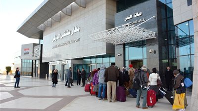 التحقيق مع 4 سائحين إنجليز بتهمة تهريب قطع أثرية عبر مطار أسوان
