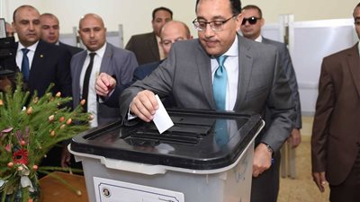 رئيس الوزراء يوجه الشكر للمصريين ويؤكد: سنبذل أقصى جهد لتحقيق مطالب الشعب