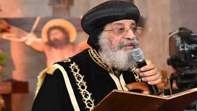 البابا تواضروس يوزع الحلوى على الزائرين احتفالا بعيد القيامة المجيد