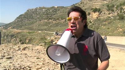 “المقلب ضرب فى وشه”.. هاني رمزي وفريق البرنامج “تاهوا” في الصحراء