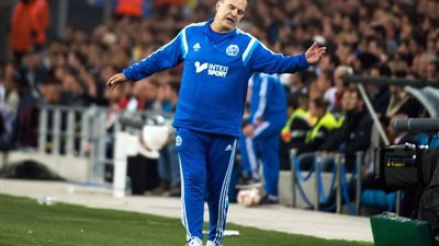 جنون الكرة.. مدرب يطلب من لاعبيه منح هدف للمنافس (فيديو)