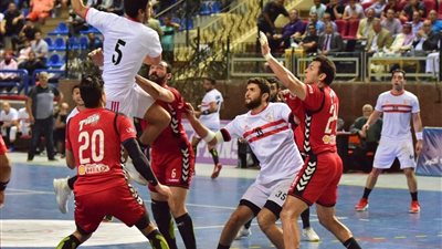 لقطة رياضية رائعة بين لاعبي الأهلي والزمالك في دوري اليد (فيديو)