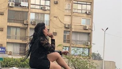 حبس سيدة رقصت من فتحة سقف سيارة وأشارت بأفعال خادشة للحياء