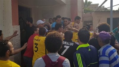 فيديو صادم.. شباب يعتدون على راجل مسن داخل ورشة أحذية بالقليوبية