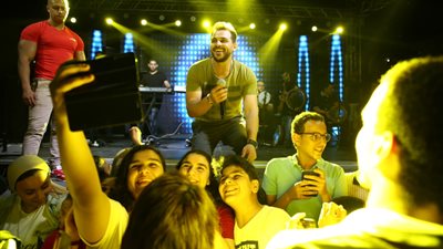 محمد رشاد يحتفل بشم النسيم بثلاث حفلات كاملة العدد (صور)