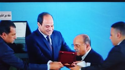 السيسي يكرم عددًا من قدامى القيادات العمالية (صور)