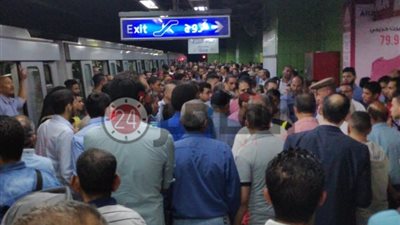 بعد عطل الخط الثاني للمترو.. الركاب يسيرون علي القضبان من محطة جامعة القاهرة للبحوث(فيديو)