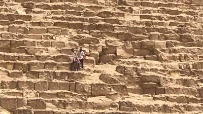 شاهد.. لحظة تسلق شاب هرم خوفو وإلقاء الحجارة علي المارة (فيديو)