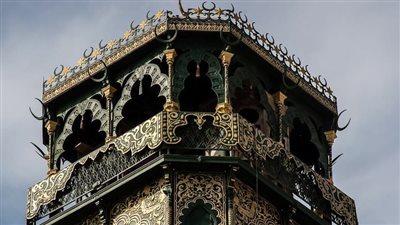 أخطاء فادحة في الترميم.. مصدر بالآثار يكشف مخالفات تغيير ألوان برج الساعة بمسجد محمد علي بالقلعة  