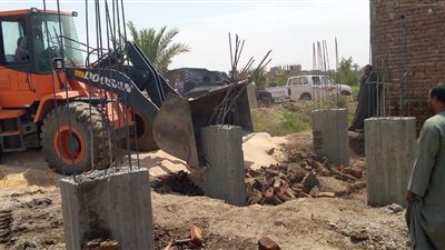 إزالة 3 تعديات على أراض زراعية والتحفظ على مواد البناء بأرمنت غربي الأقصر (صور)