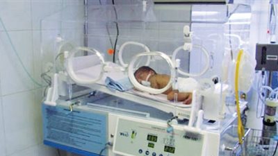 بينهم رضيع عمره 8 أشهر.. حجز 31 طفلًا لإصابتهم بكورونا بمستشفى بنها