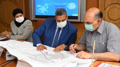 لليوم الثاني على التوالي.. محافظ قنا يواصل اجتماعاته مع مسئولي مشروع 