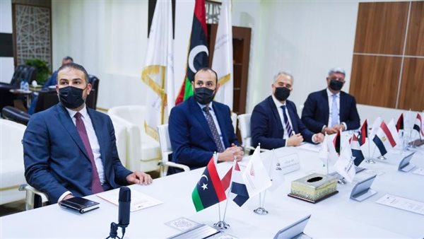 جانب من التوقيع