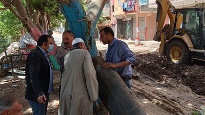 إصلاح عطل بالخط الرئيسي للصرف الصحي بطوخ 