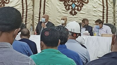 خلال تناوله الإفطار داخل السكة الحديد.. وزير النقل يؤكد أهمية تنمية العنصر البشري (صور)