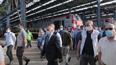 وزير النقل يتوجه إلى مترو الأنفاق ويتفقد غرفة التحكم المركزي للقطارات 