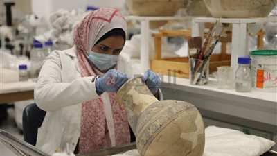 بعد نقلها من التحرير.. انتهاء ترميم الفخار في معامل المتحف المصري الكبير (فيديو)