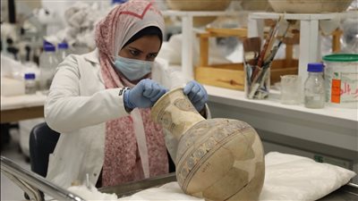 مرممو آثار المتحف المصري الكبير يكشفون طريقة ترميم القطع في المعامل (خاص)