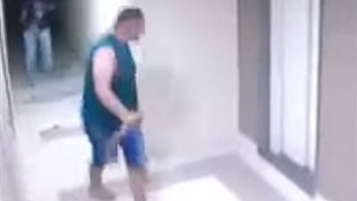 موظف يشرع في قتل طالب طعنا بسكين بسبب خلافات الجيرة في سوهاج 