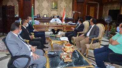 محافظ المنيا يناقش الضوابط الجديدة لاستصدار تراخيص البناء