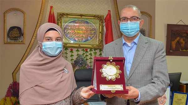 الطالبة منى عبد الحليم