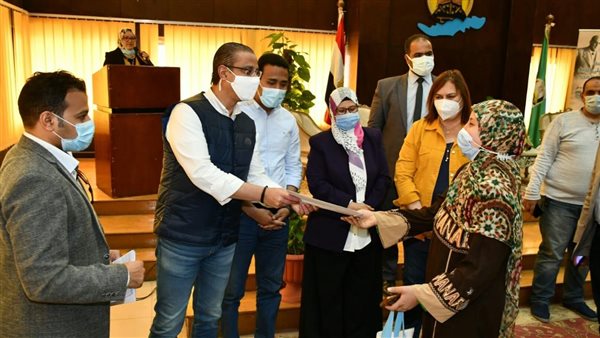 محافظ الفيوم يسلّم