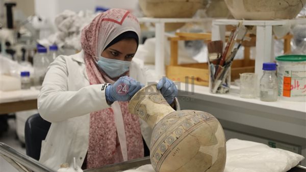 ترميم الفخار في المتحف