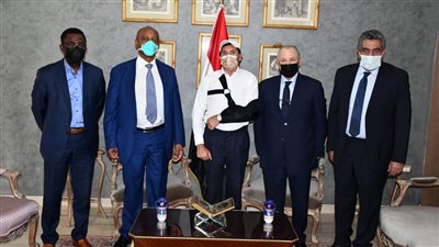 في أول ظهور بعد الحادث.. أشرف صبحي يستقبل رئيس كاف