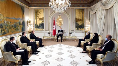 الرئيس التونسي يستقبل وزير الخارجية المصري.. وشكري يسلمه رسالة من السيسي (صور)