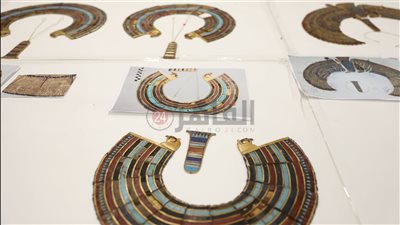 قلادات توت عنخ آمون داخل المتحف المصري الكبير 