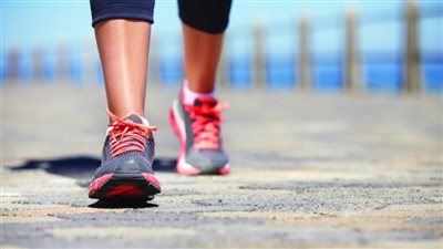 فوائد المشي مع حمل الأوزان على الظهر