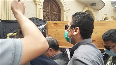 انهيار أسرة مصطفى محرم لحظة دفن جثمانه (صور)