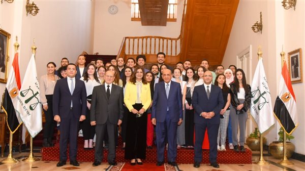 وزيرة الهجرة مع وفد