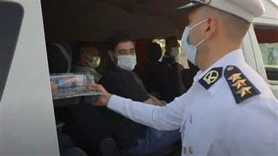 الداخلية توزع وجبات الإفطار على المواطنين وقت أذان المغرب (فيديو)