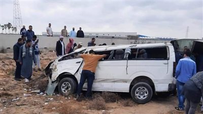 إصابة 4 أشخاص في انقلاب سيارة أجرة بطريق 