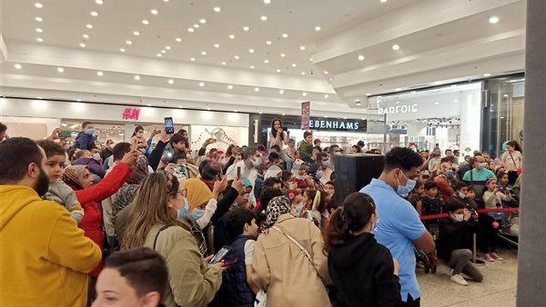 تجمع عشرات المواطنين