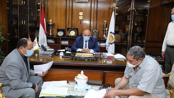 محافظ قنا خلال توقيع