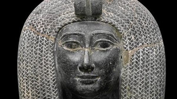 تمثال الملكة إيزيس