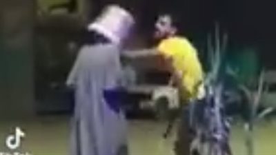 تداول فيديو لشباب يعتدون بالضرب على مسن لتحقيق مشاهدات على 