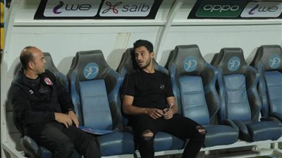 على هامش مباراة إنبي.. طبيب الأهلي يعقد جلسة مع حمدي فتحي