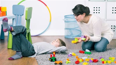 الرشوة وعدم احترامك.. علامات واضحة تفسد تربية طفلك 