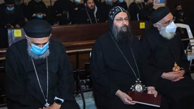 الحزن يكسو وجوه الآباء الكهنة حزنًا على وفاة مصور الكنيسة